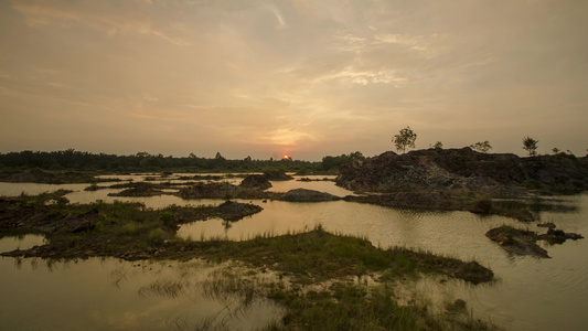 农村地区附近的沼泽地的日落时间视频