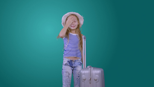 携带手提箱护照和绿色背景单身机票的女旅行女孩视频