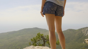 快乐的年轻女子从山顶上看美丽的风景漫游和旅行时都站立15秒视频