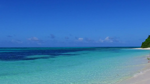 豪华海湾海滩在靠近度假胜地的白沙底浅海间休息的空间11秒视频