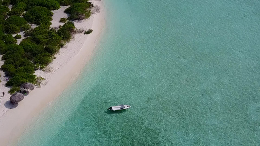 沿浅海和靠近度假胜地的白沙背景航行的旅游海滩景象宁静视频