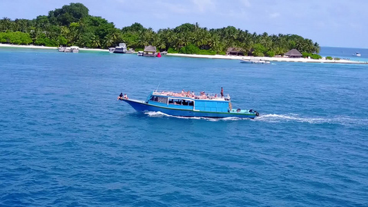 蓝海和棕榈附近白沙背景的美丽海湾海滩节日阳光明媚的视频