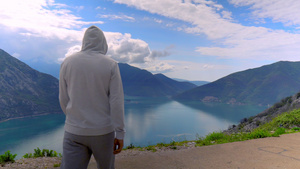 美丽的湖泊和山岳风景人观华丽的天性14秒视频
