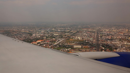 从飞机到城市的视图视频