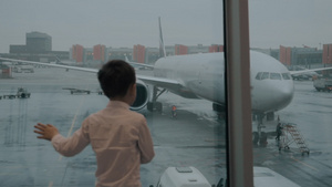 孩子看着飞机穿过17秒视频