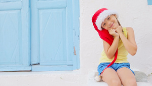 米科诺斯岛老街户外戴着红色帽子的小女孩希腊米科诺斯12秒视频