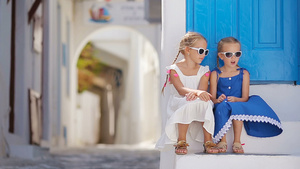 两个穿着蓝色连衣裙的女孩在户外玩得开心希腊米科诺斯21秒视频