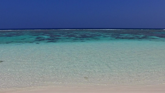 蓝色环礁湖在海浪附近带白色沙子背景的蓝面海岸海滩之视频