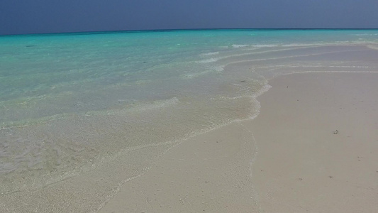 蓝海白沙背景下的热带海岸海滩生活方式的广角旅行靠近视频