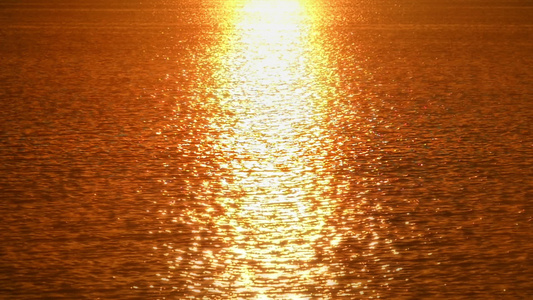 黄金在海面上日出视频