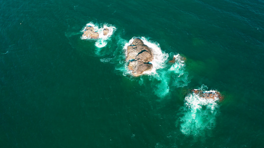 观测海洋波浪岩石和海岸线视频