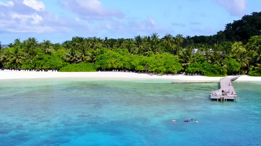 以蓝海和阳光下白色沙沙底背景为例的狂欢度假度假胜地视频
