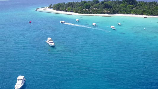 日落前白沙滩背景的海蓝色海平面航行日落前为白沙底视频