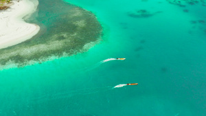 海景珊瑚礁和蓝海上的机动艇13秒视频
