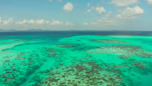 透明的环礁湖和热带岛屿景观12秒视频