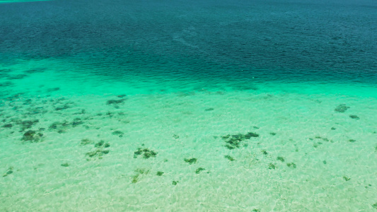 蓝海和环礁湖热带景观视频