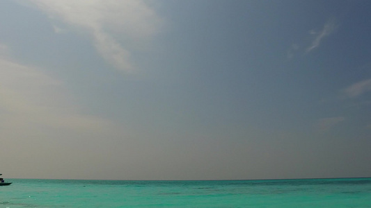以透明的环礁湖和白色沙滩背景在海浪附近举行海滩度假视频