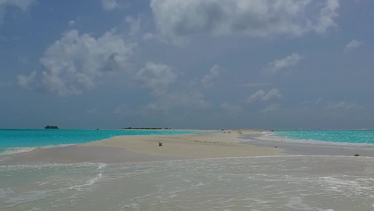 靠近沙洲的白色沙滩背景的蓝海热带旅游海滩探险全景视频