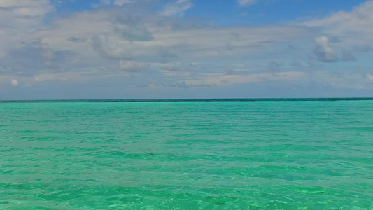 利用透明环礁湖在靠近度假胜地的地方用白色沙滩背景的视频