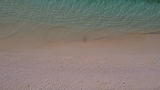 以远离珊瑚礁的透明水和白色沙沙背景进行旅游海滩探险视频