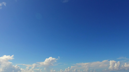 靠近冲浪的白色沙滩背景的蓝海豪华度假村海滩之旅的广角视频