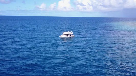 在日落前通过清晰的海洋和白色沙滩背景打破海洋旅游海滩视频