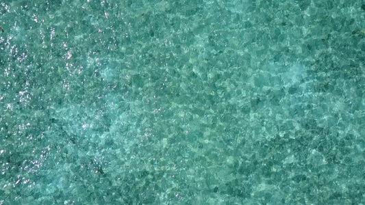 以蓝海和白沙底背景在度假胜地附近进行完美的海湾海滩视频