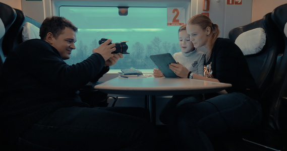 火车途中母亲和孩子用垫子拍摄的录像视频