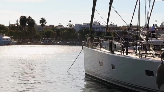 在地中海海域游艇暑假旅行和假日的旅游活动视频