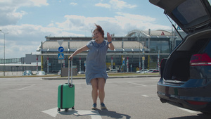 女人独着手提箱在机场大楼附近跳舞30秒视频