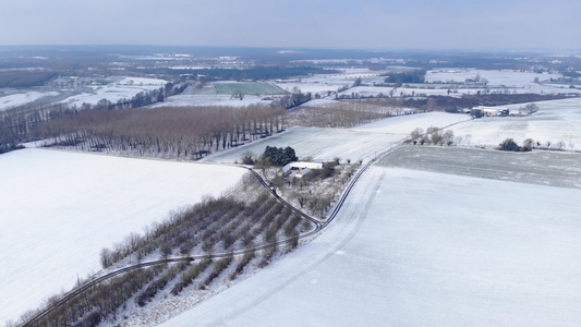 冬季景观与在深雪中行走的冬季道路树枝上的霜白雪皑皑视频