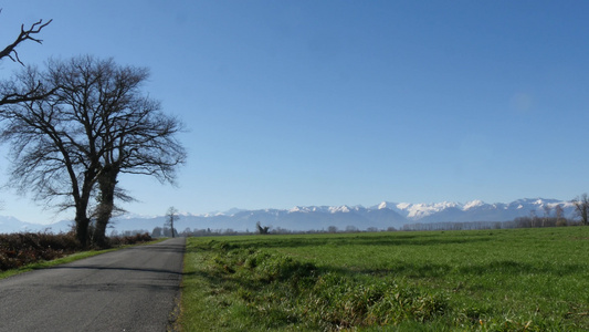 乡村全景背景的比利牛斯山丘视频