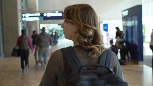 在机场女孩背着背包13秒视频