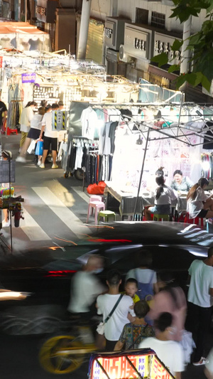 城市街头购物逛街的人群和道路路口川流不息的车流素材城市素材61秒视频