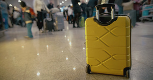 拥挤机场地板上的黄黄手提箱18秒视频