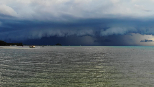 厚厚的云层飘过海面在苏梅岛附近的雨季厚厚的蓝色云层视频