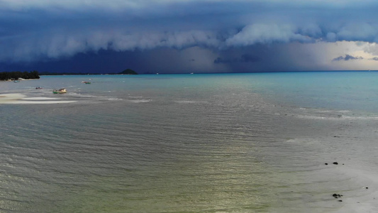 厚厚的云层飘过海面在苏梅岛附近的雨季厚厚的蓝色云层视频