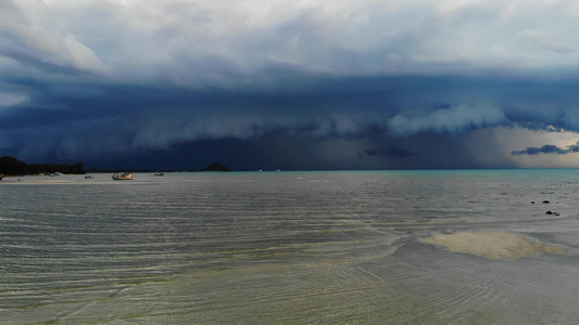 厚厚的云层飘过海面在苏梅岛附近的雨季厚厚的蓝色云层视频