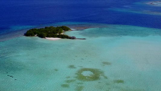 蓝色绿水和白色沙滩背景的环礁湖海滩假日旅行无人驾驶视频