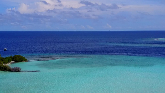 白沙背景绿松石海豪华海岸海滩度假的空中无人机全景视频