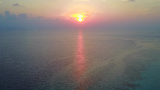 以白沙底浅海为休养海岸海滩假日的空中无人驾驶飞机天空视频