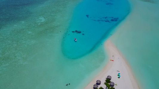 蓝海白沙底蓝海豪华海湾海滩假日的无人驾驶飞机视频