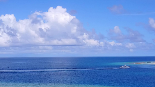 田园诗般的海滨海滩之旅的空中无人机景观由明亮的沙质视频