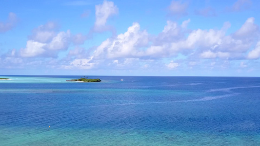 白沙背景水蓝环礁湖海滨野生生物的海洋海岸线风景无人驾驶视频