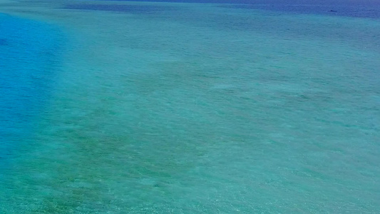 蓝色海洋和白色沙滩背景下放松海湾海滩的空中摘要视频