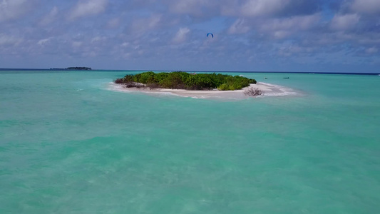 以白沙本底的蓝色海平面断开的海底海滩空中观察风景景观视频