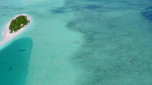 以蓝水和白沙为背景的海洋海岸海滩旅程中的无人驾驶飞机视频