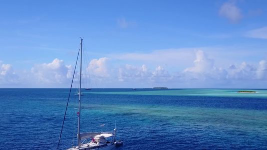 通过蓝绿海和白沙底蓝海完美海滩野生生物的完美海岸景观视频