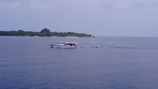 以浅水和白沙底浅水及白色沙子背景打破海滩的天堂海面视频