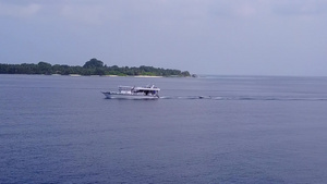 以浅水和白沙底浅水及白色沙子背景打破海滩的天堂海面13秒视频